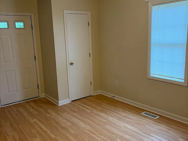 348 Dixie Broadway — Photo 7