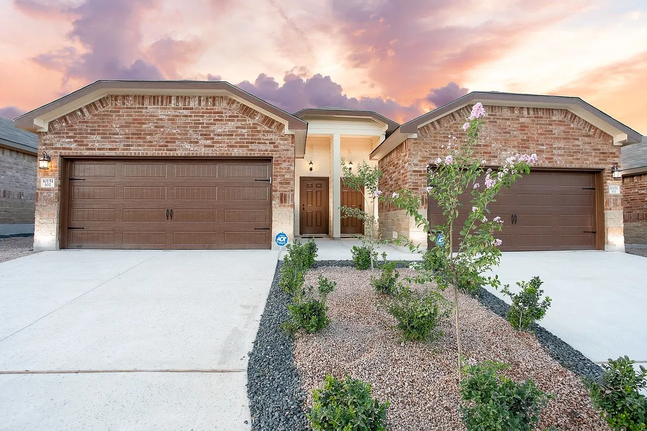 3 bed, 2.0 bath, 1372 sqft, $1,795 — Photo 1