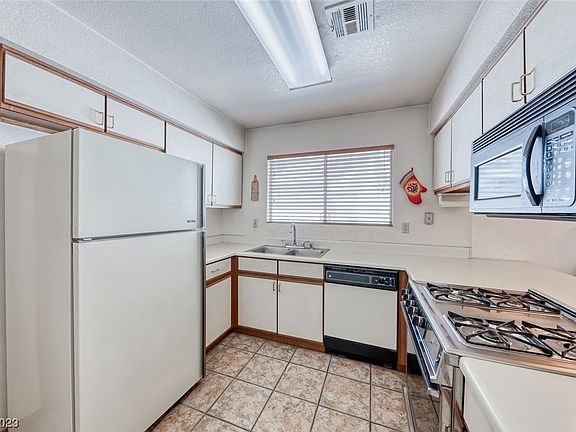 4th image of 815 Schooner Dr
