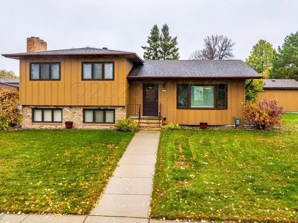 22 Birch Ln S, Fargo, ND 58103
