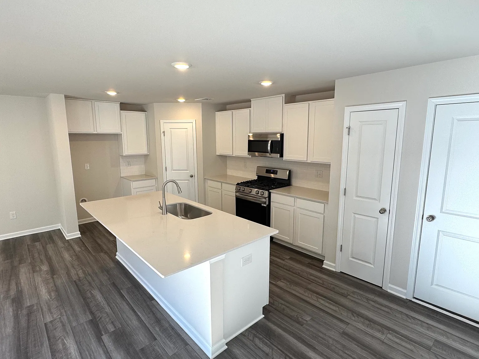 4 bed, 2.5 bath, 1956 sqft, $2,195 — Photo 3