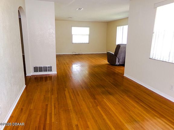 4th image of 1405 Daytona Ave
