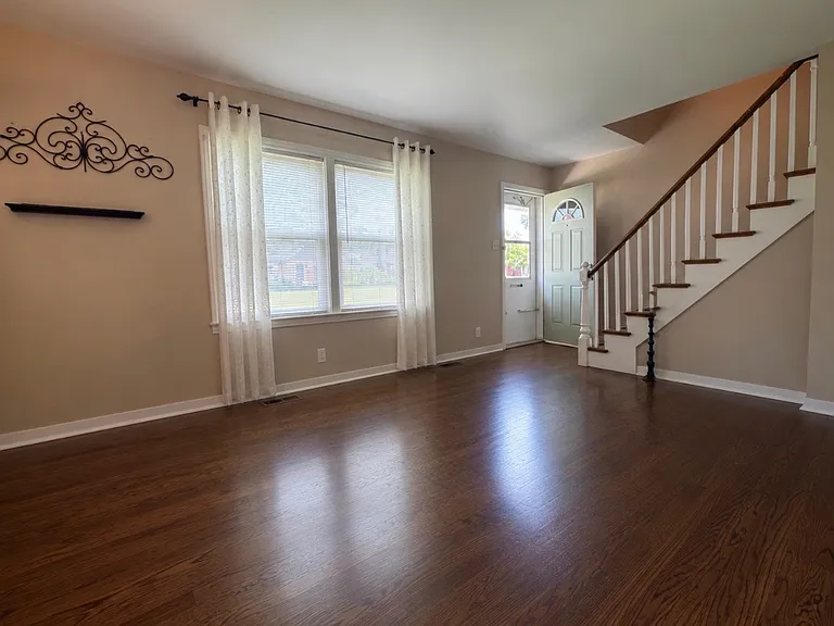 244 Beacon Pl — Photo 5