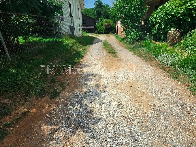 161 Logan Ave — Photo 3