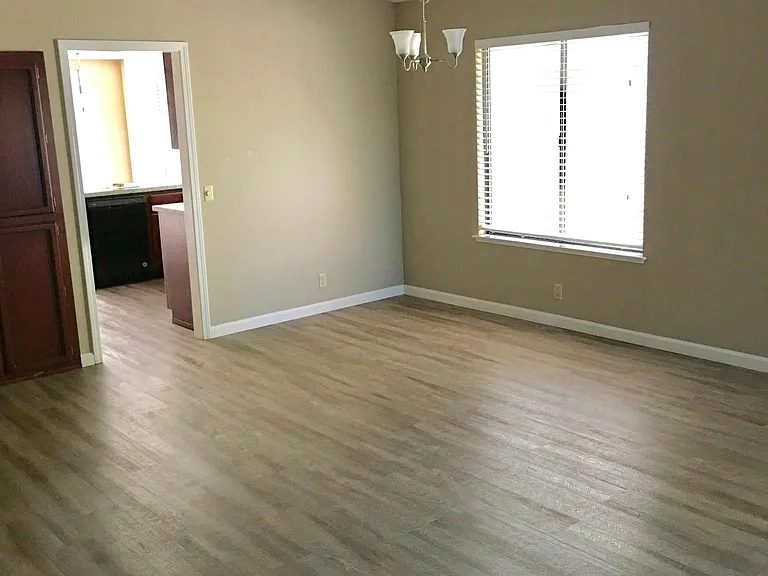 1636 Ashford Dr — Photo 3