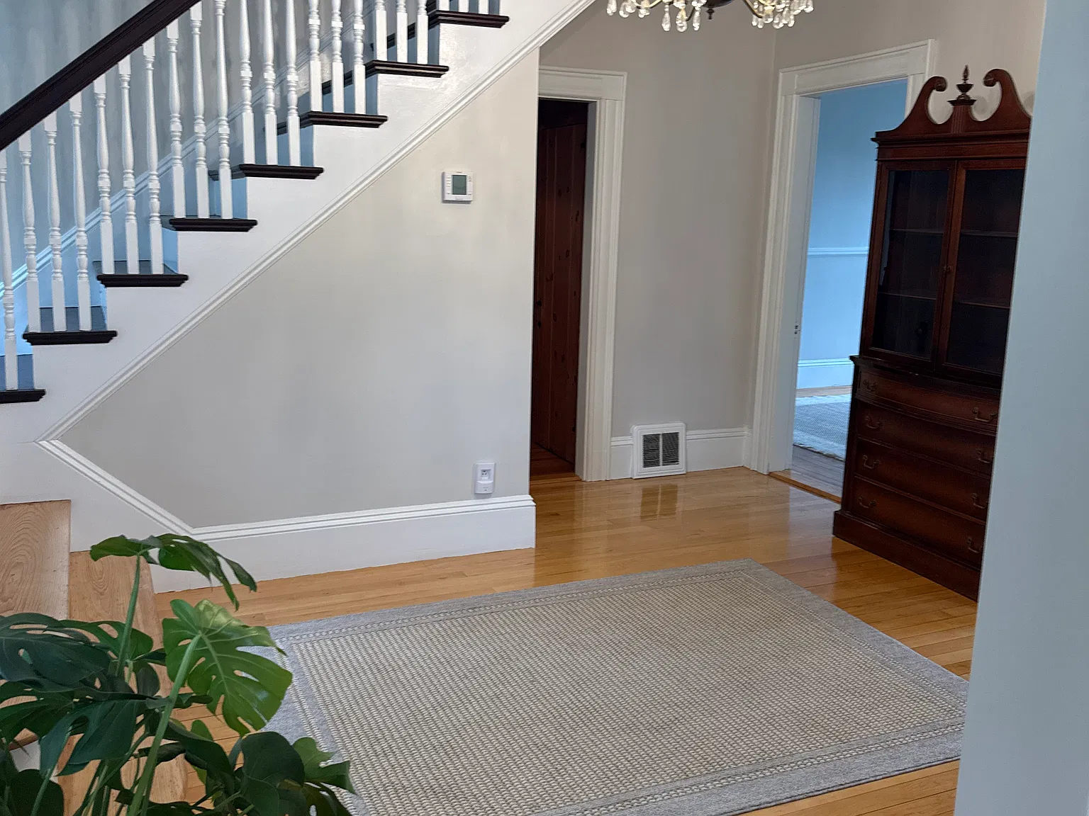 5 bed, 2700 sqft, $3,850 — Photo 2
