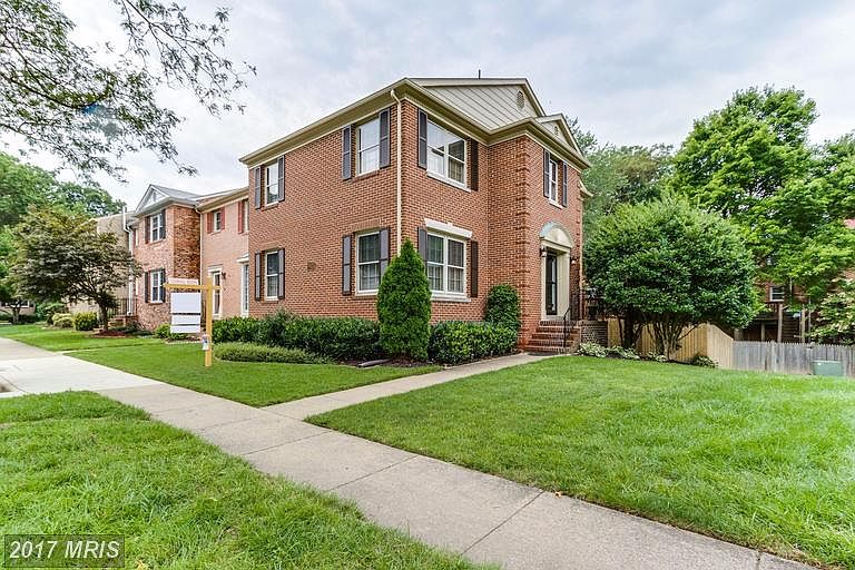 Side entry end unit with  lots of privacy