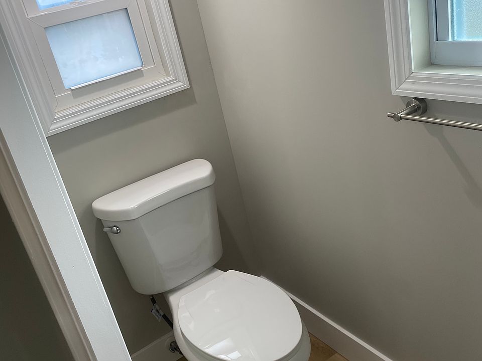 1st image of 2300 NE Park St #4
