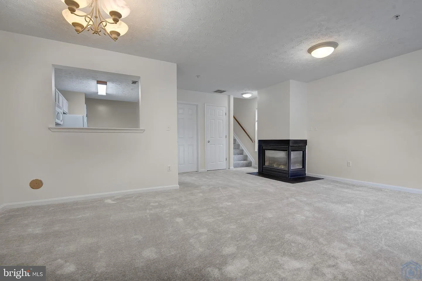 3 bed, 1690 sqft, $2,500 — Photo 2