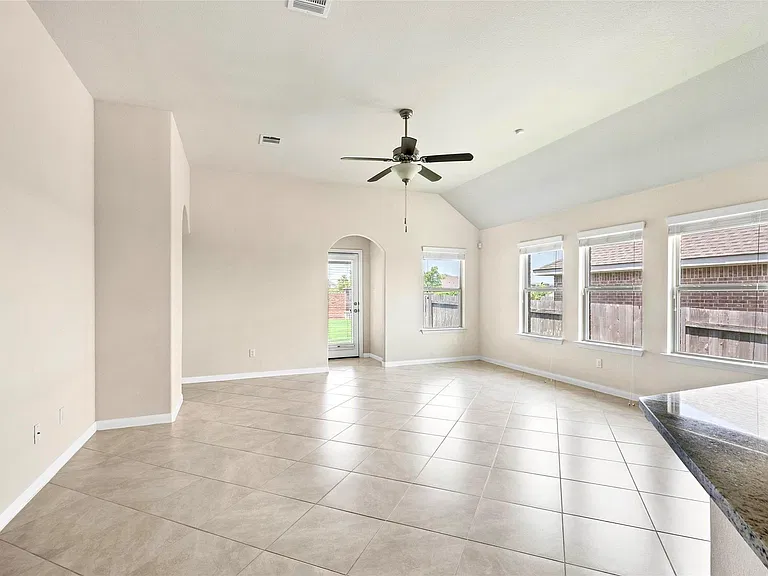 1005 Fountain Grass Way — Photo 5