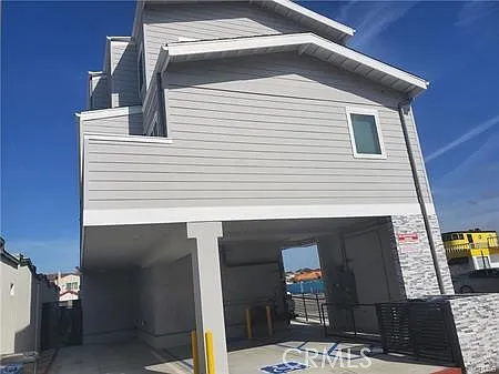4 bed, 2.5 bath, 1800 sqft, $6,950 — Photo 3