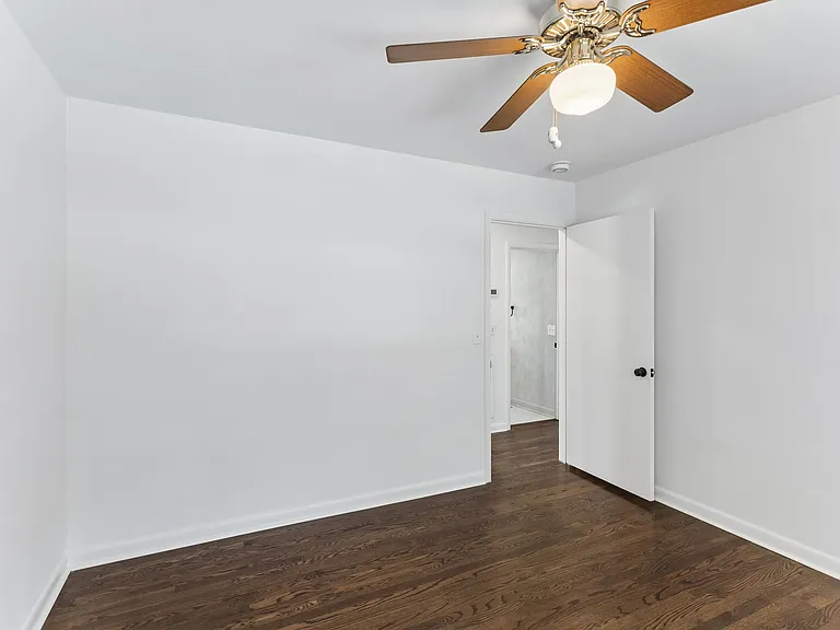 907 Westchester Dr — Photo 15