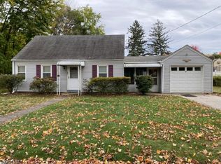 60 Jackson Ave, Pompton Plains, NJ 07444