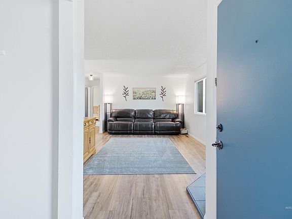 4th image of 132 Mary St