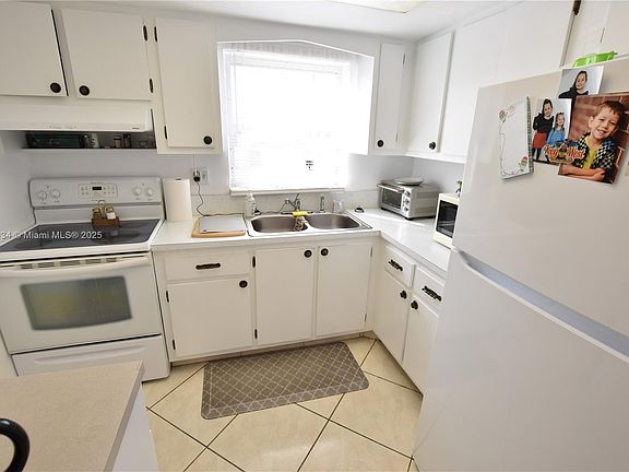 3rd image of 2520 Dudley Dr E