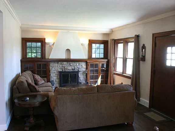 Charming living & dining rm