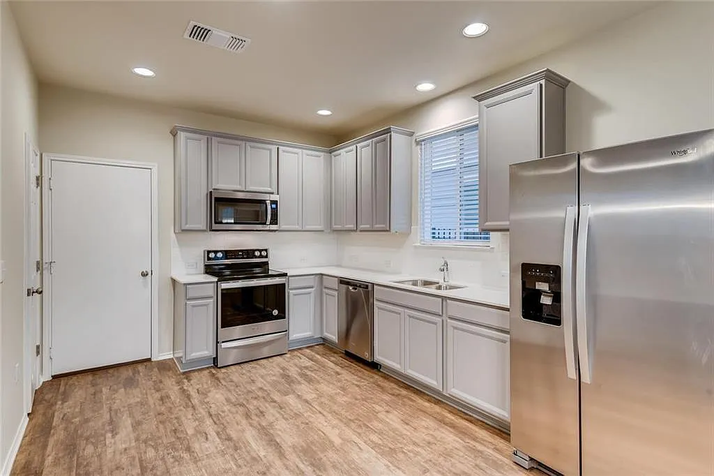 3 bed, 2.5 bath, 1652 sqft, $2,495 — Photo 4