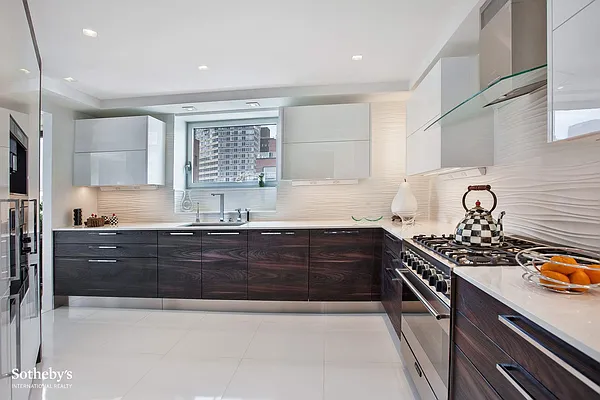 Sold by Sotheby's International Realty | media 6