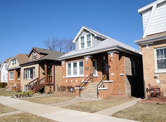 2nd image of 5616 W Newport Ave