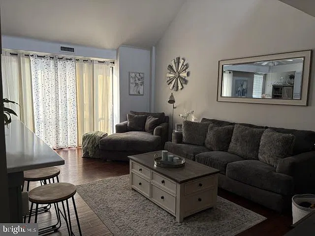 2 bed, 2.0 bath, 1065 sqft, $2,150 — Photo 3