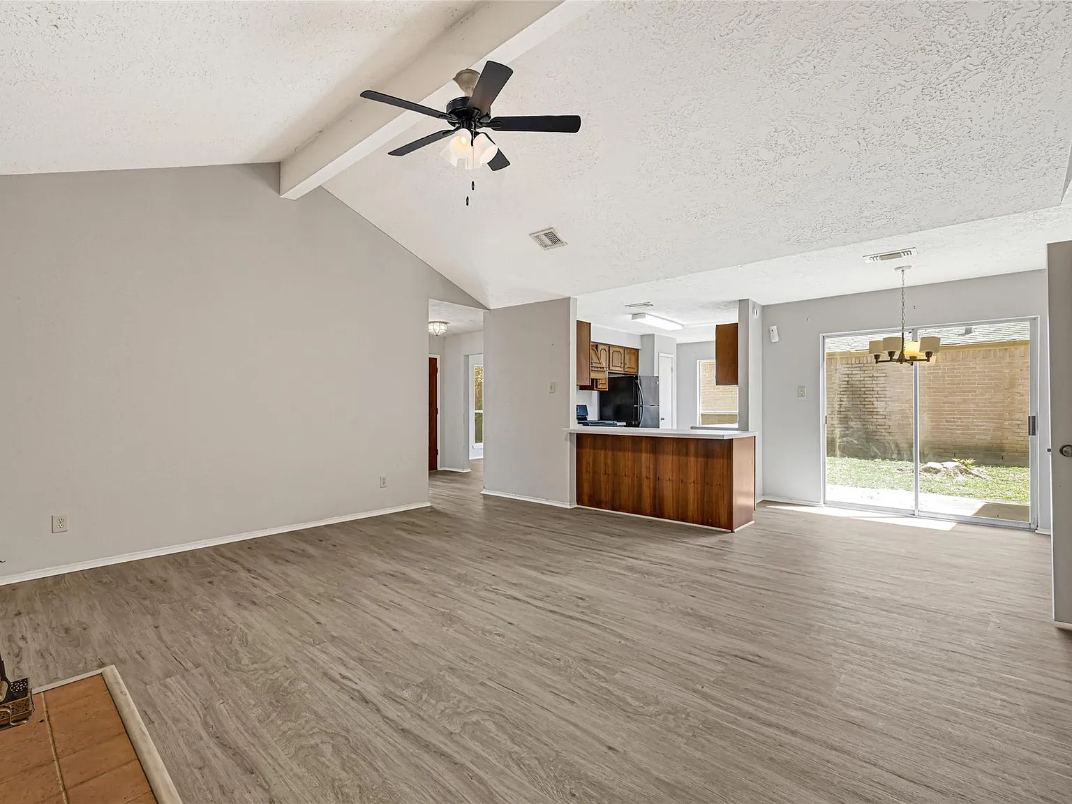 3 bed, 2.0 bath, 1832 sqft, $1,800 — Photo 1