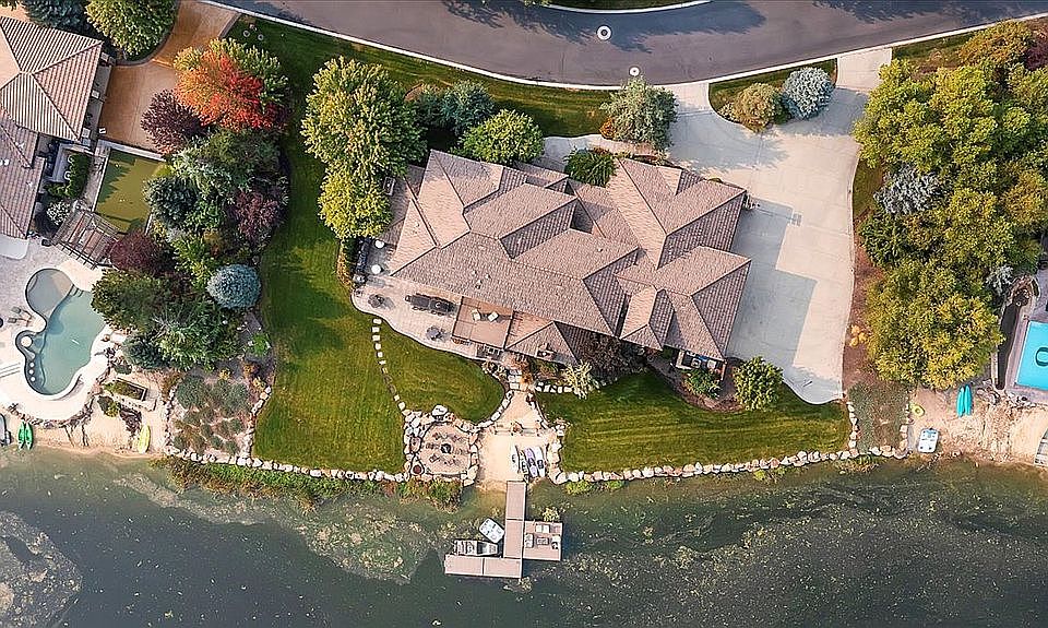 2nd image of 512 E Laguna Shore Ln