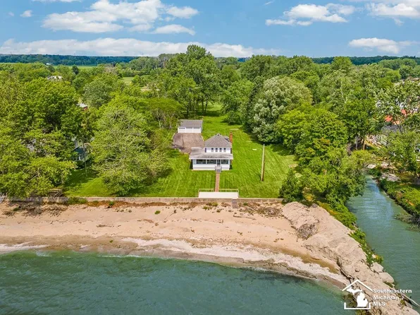 13466 Laplaisance Woods St, La Salle, MI 48145