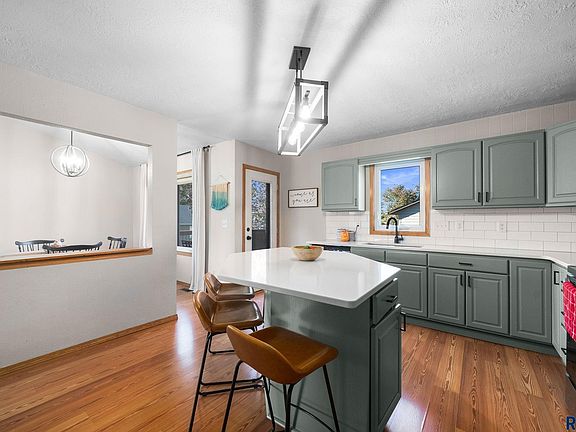 3rd image of 2801 S Alpine Ave