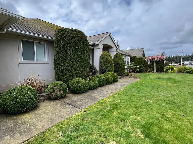 930 Robins Pl — Photo 3