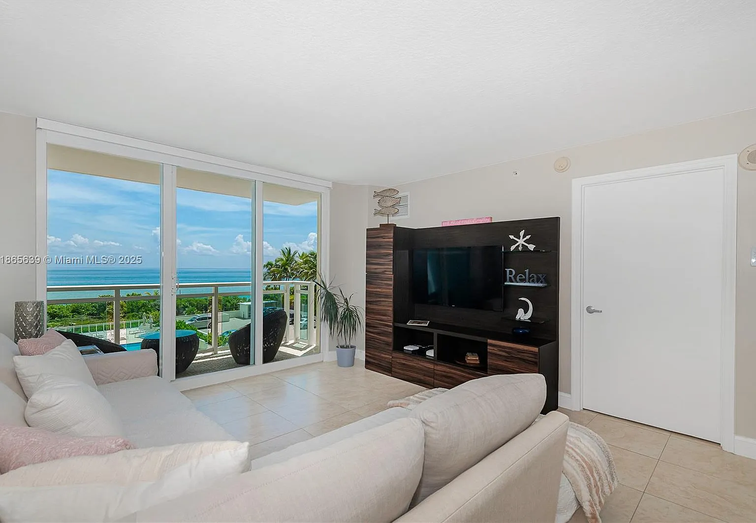 The Collins Condo — Photo 4