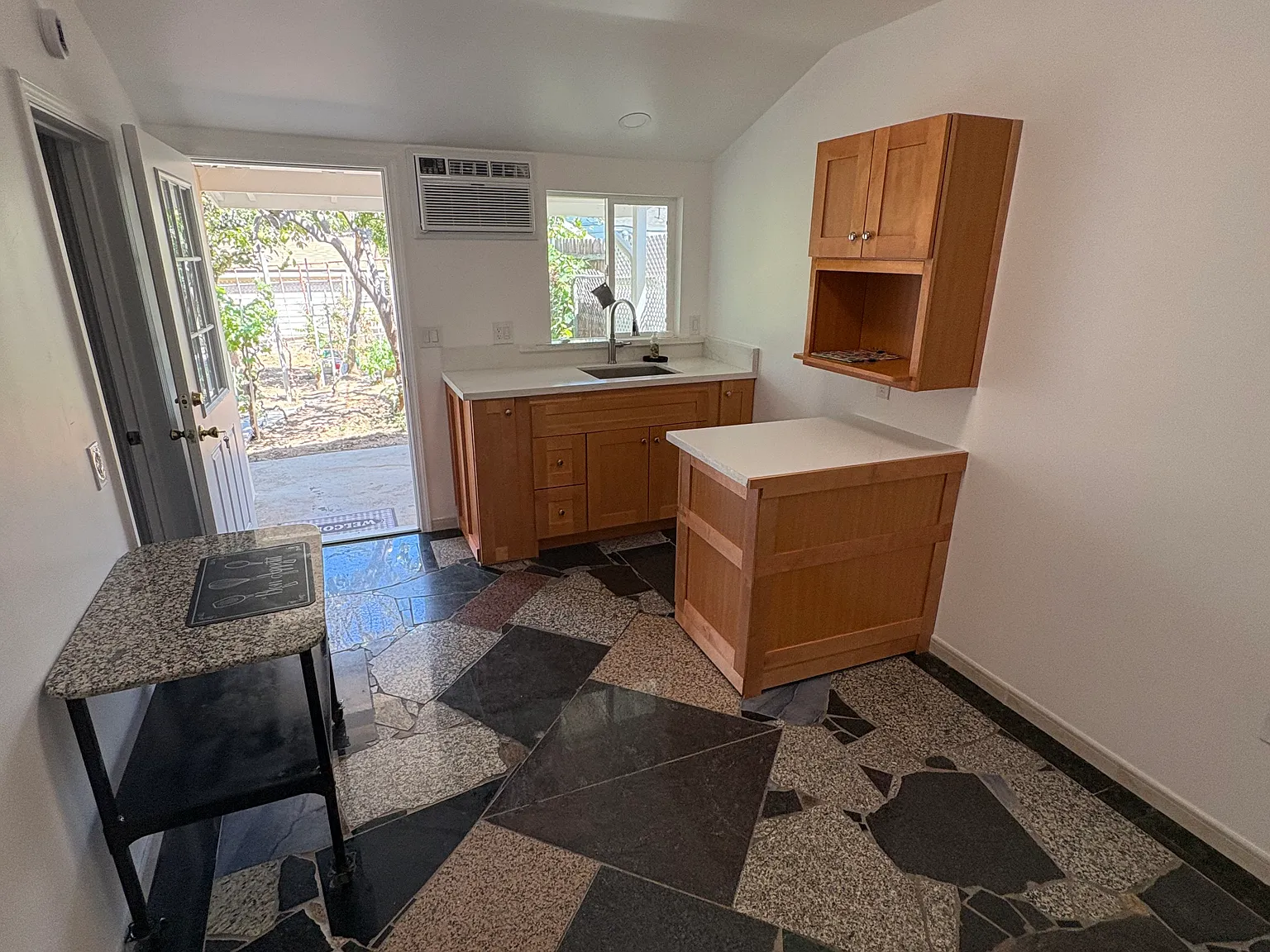 1 bed, 360 sqft, $1,600 — Photo 4