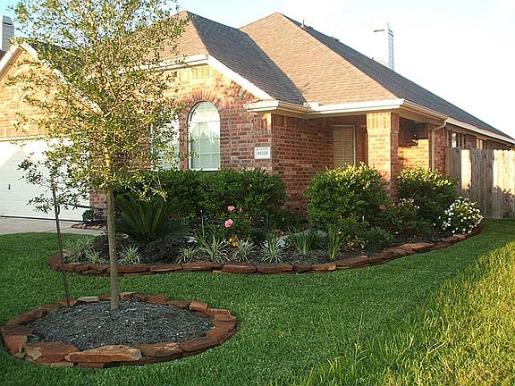 BEAUTIFUL CURB APPEAL, PROFFESIONAL LANDSCAPING, COVERED PATIO IN THE FRONT AND BACK OF THIS HOME AS WELL AS FULL SPRINKLER SYSTEM!