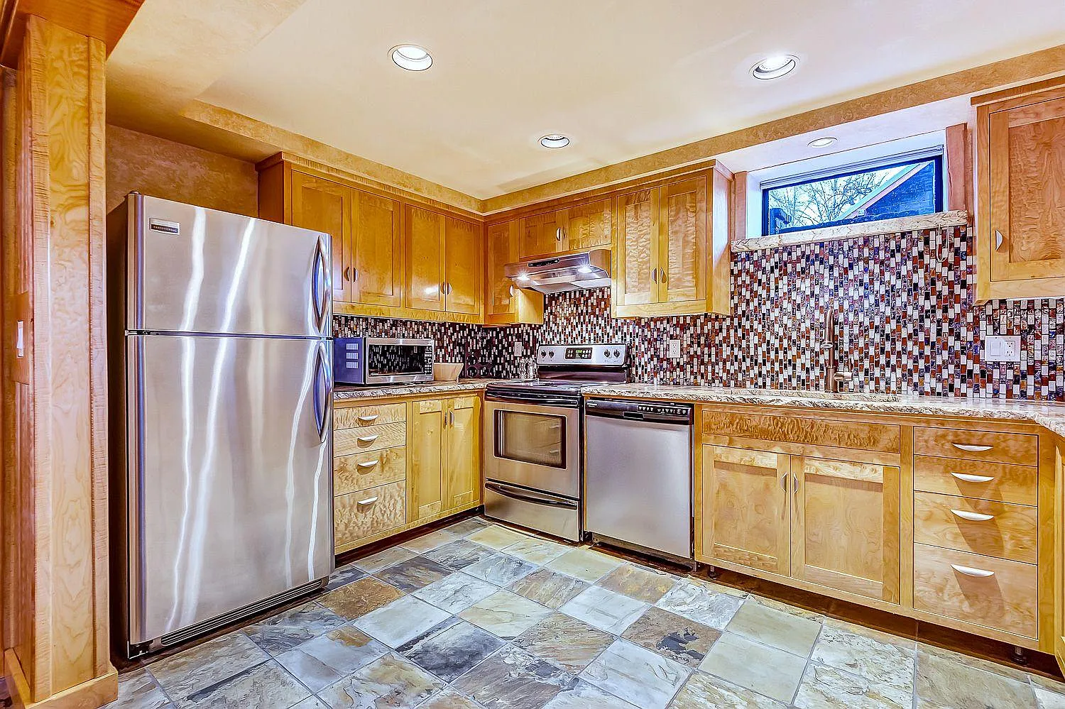 623 NW Hill St — Photo 3