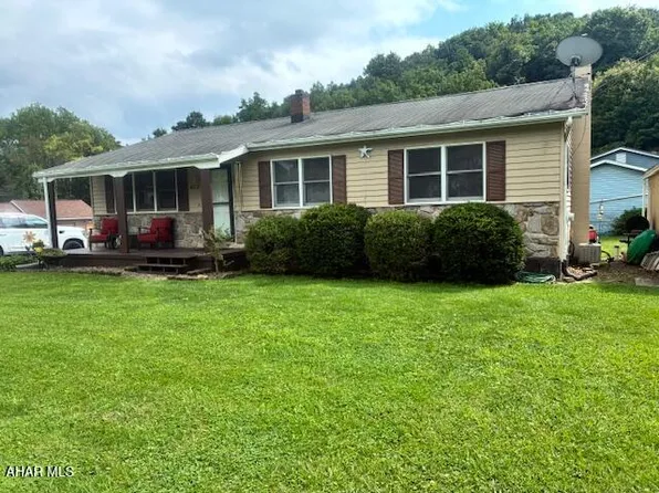 413 S Dartmouth Ln, Altoona, PA 16602