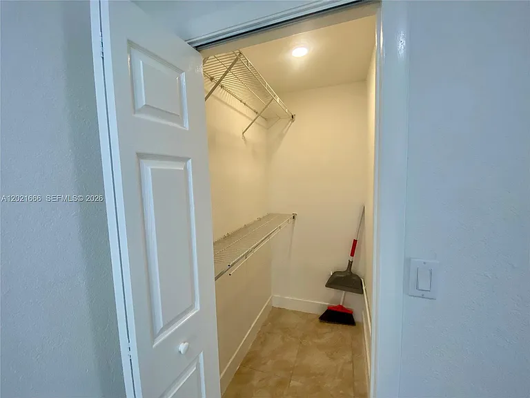 1112 N 61st Ter #B — Photo 6