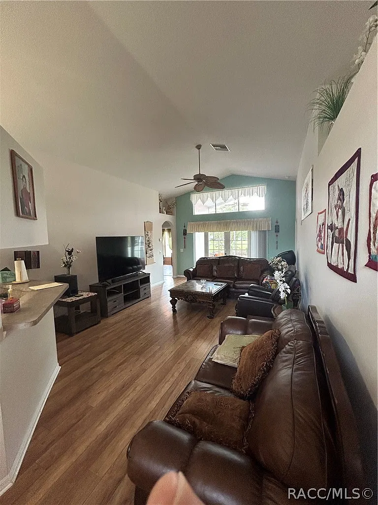 3 bed, 2.0 bath, 1727 sqft, $2,200 — Photo 4