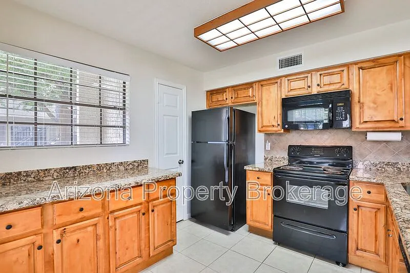 2 bed, 2.0 bath, 999 sqft, $1,695 — Photo 2
