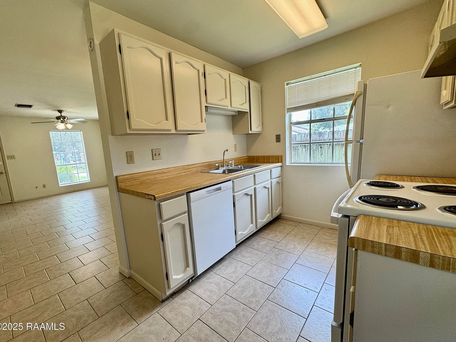 2 bed, 1.5 bath, 900 sqft, $1,100 — Photo 3