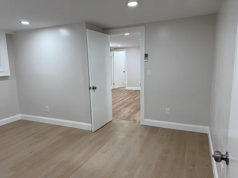 93 Clunie Ave #BASEMENT — Photo 8