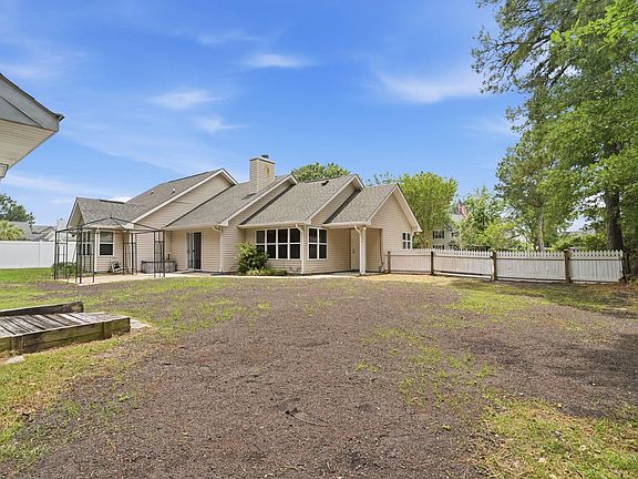 4th image of 106 Sharon Ct.