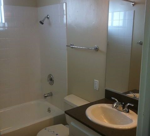 4th image of 5014 Narragansett Ave APT 01
