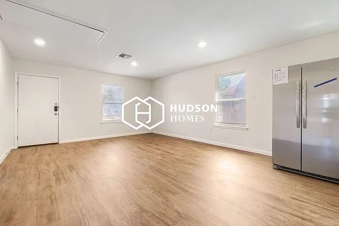 3 bed, 2.0 bath, 909 sqft, $1,049 — Photo 3