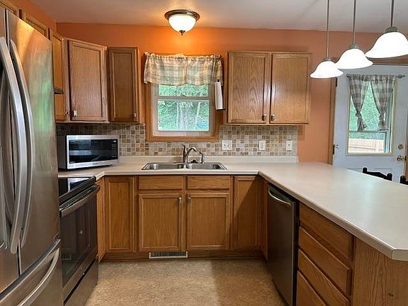 4th image of 712 Williams St
