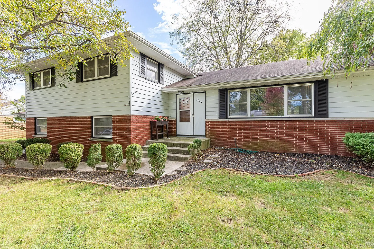 2045 Chardon Rd photo 1