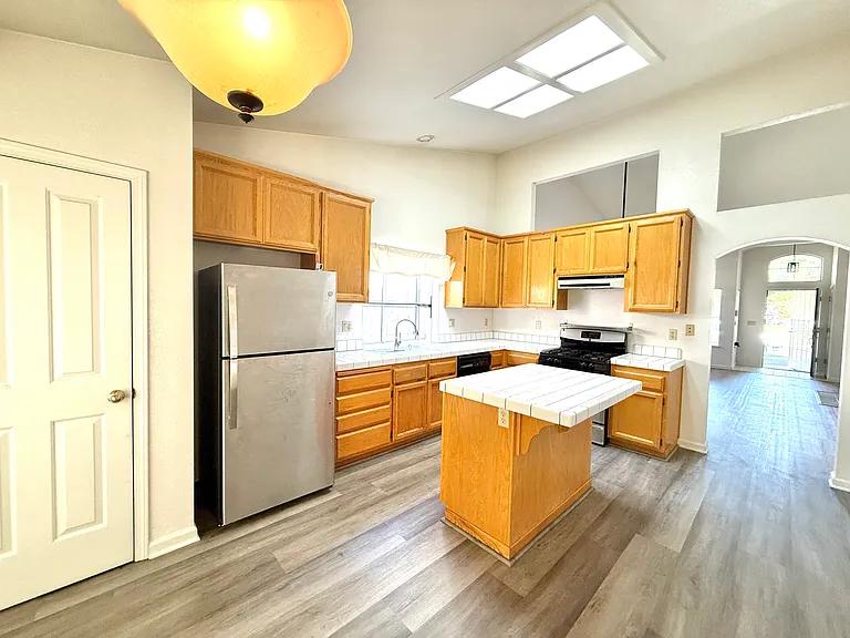 2329 Tuscany St — Photo 9