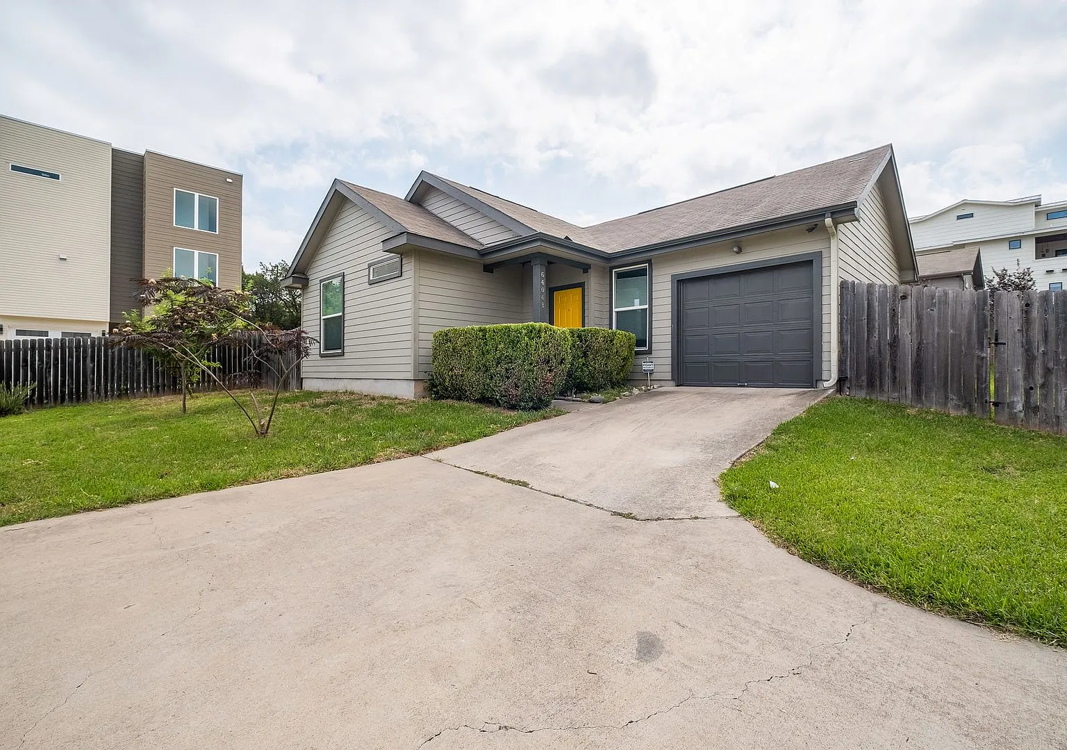Simple Living 2 Bedroom, 2 Bath Home Near Austin-Bergstrom International Airport — Photo 1