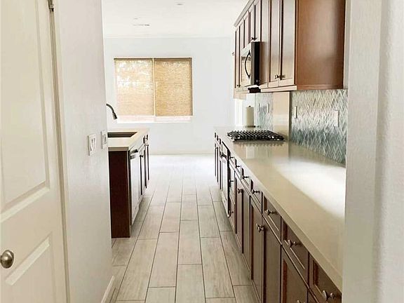 5th image of 15769 Begonia Ave