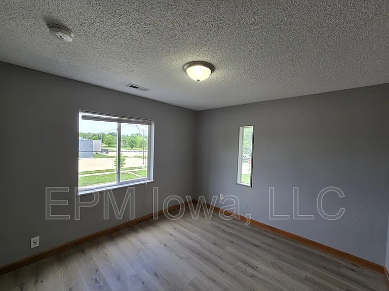 518 E 2nd St — Photo 24