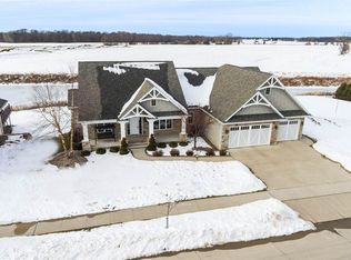 5667 N Summerland Dr, Appleton, WI 54913