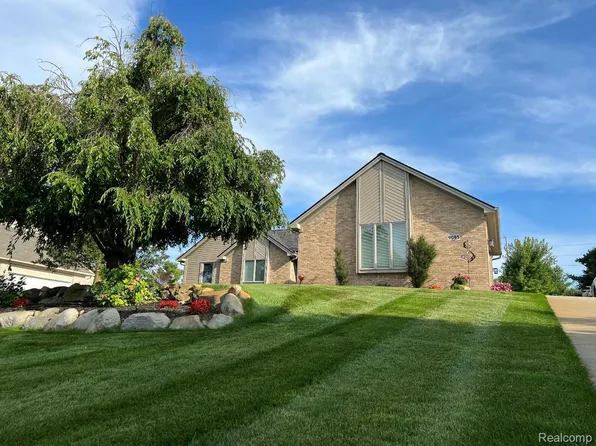 9095 Rotondo Dr, Howell, MI 48855